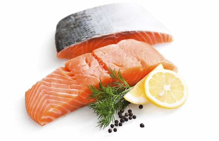 cá hồi giàu omega 3 tốt cho người bị thoát vị đĩa đệm